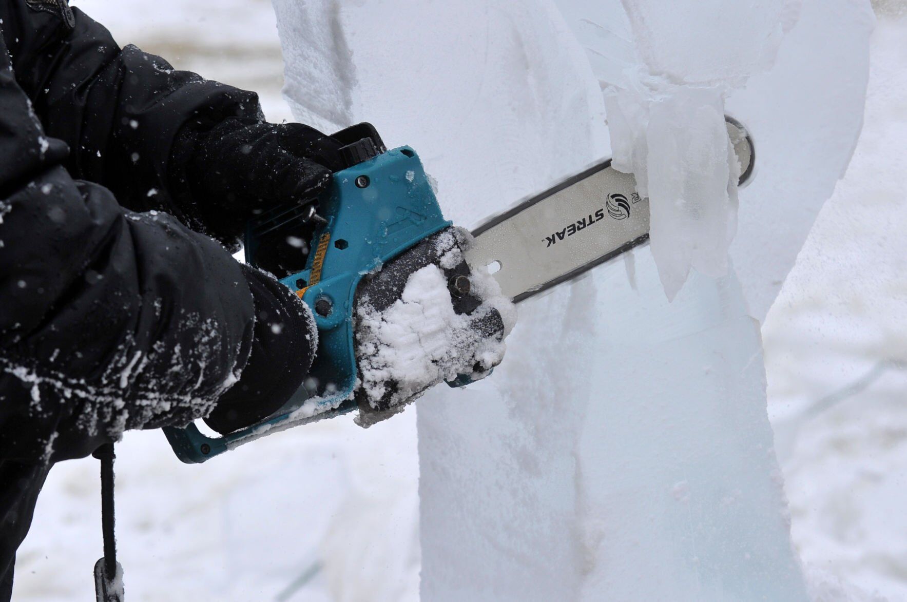 011422-qc-nws-icestravaganza-066